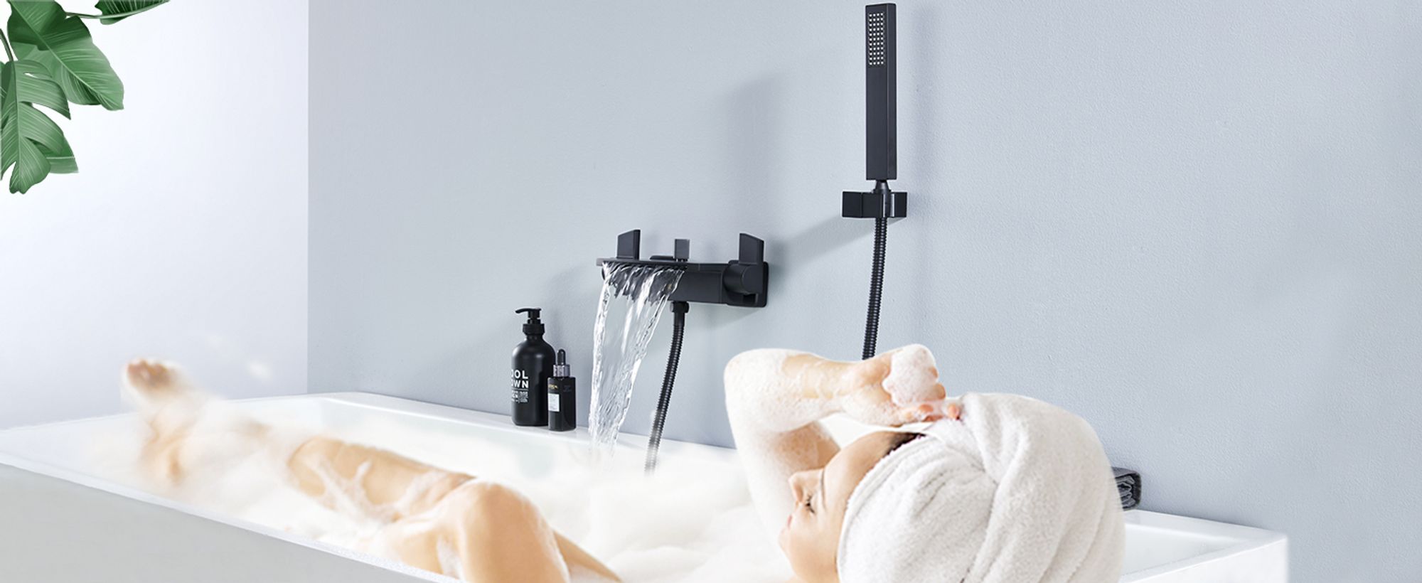 Homelody Wasserfall Badewannenarmatur mit Regal，Wannenarmatur mit Handbrause，Badewanne Armatur Duscharmatur für Bad, Schwarz matt，Komplett Duschset