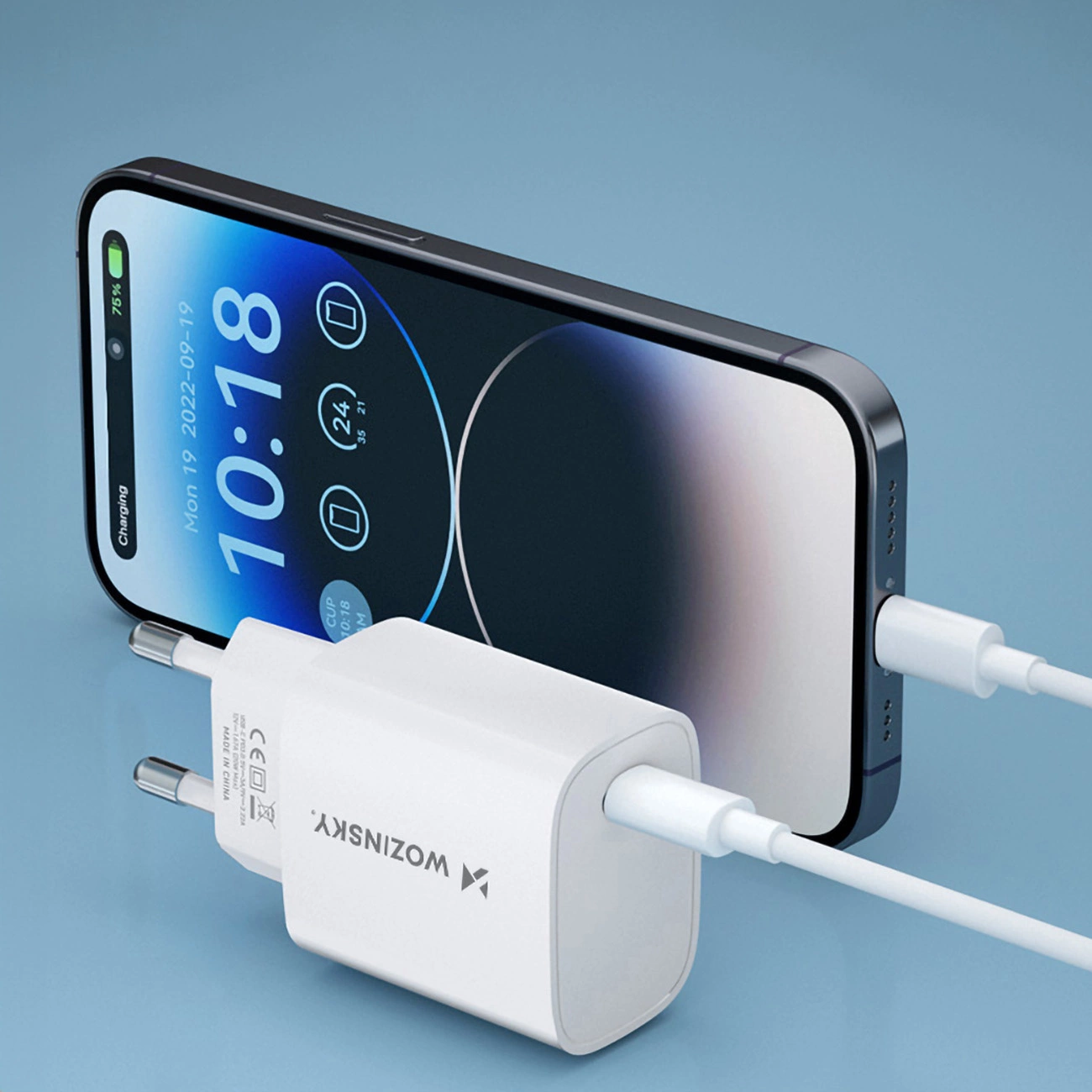 iPhone verbunden mit dem Wozinsky WGWCCW-Wandladegerät mit USB-C-Anschluss und einer Leistung von bis zu 20 W über ein Kabel