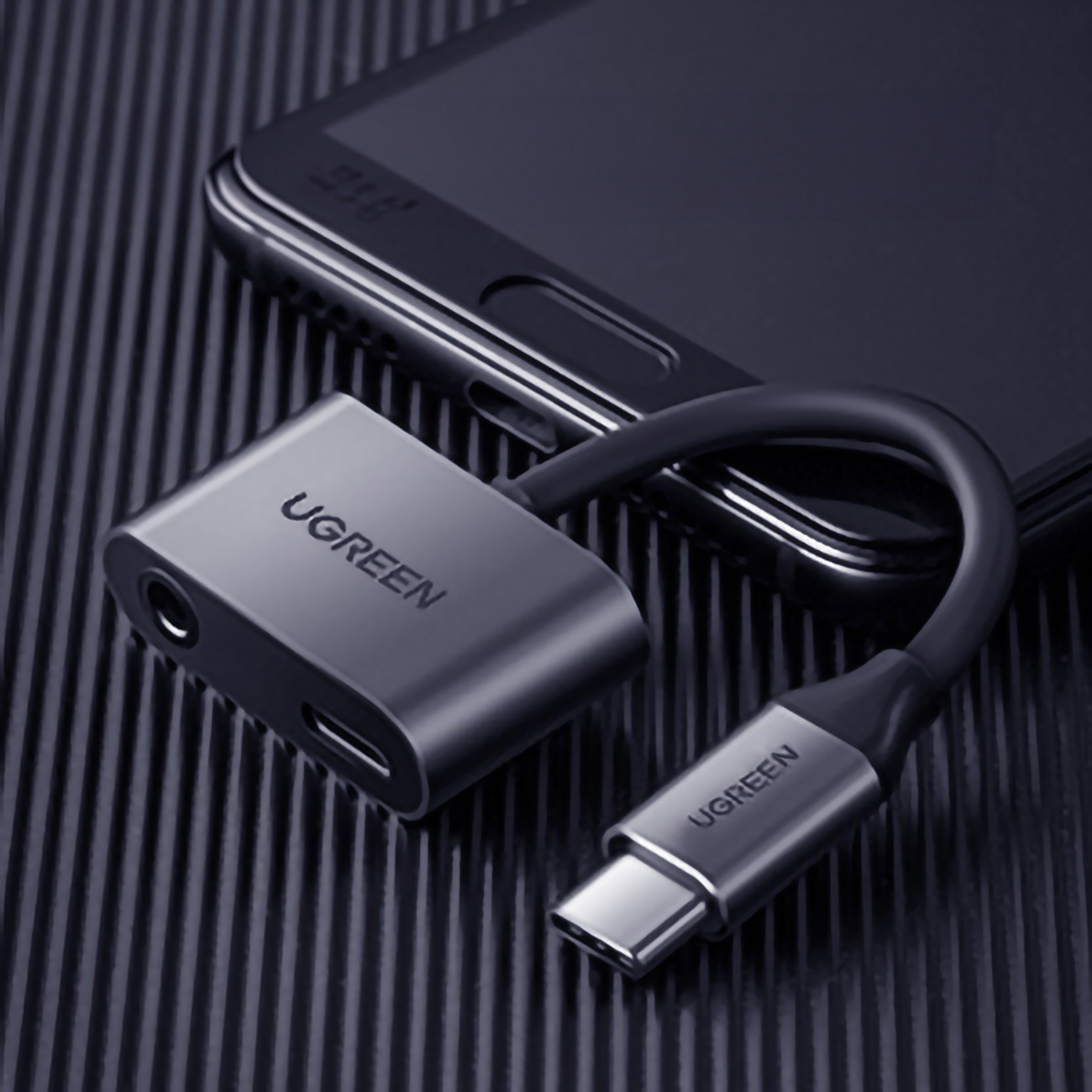 Telefon mit dem darauf liegenden Ugreen CM193-Adapter