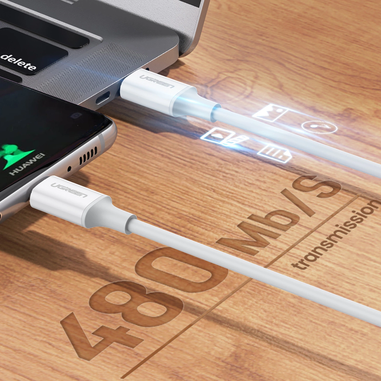 Teléfono y ordenador conectados con el cable Ugreen US264