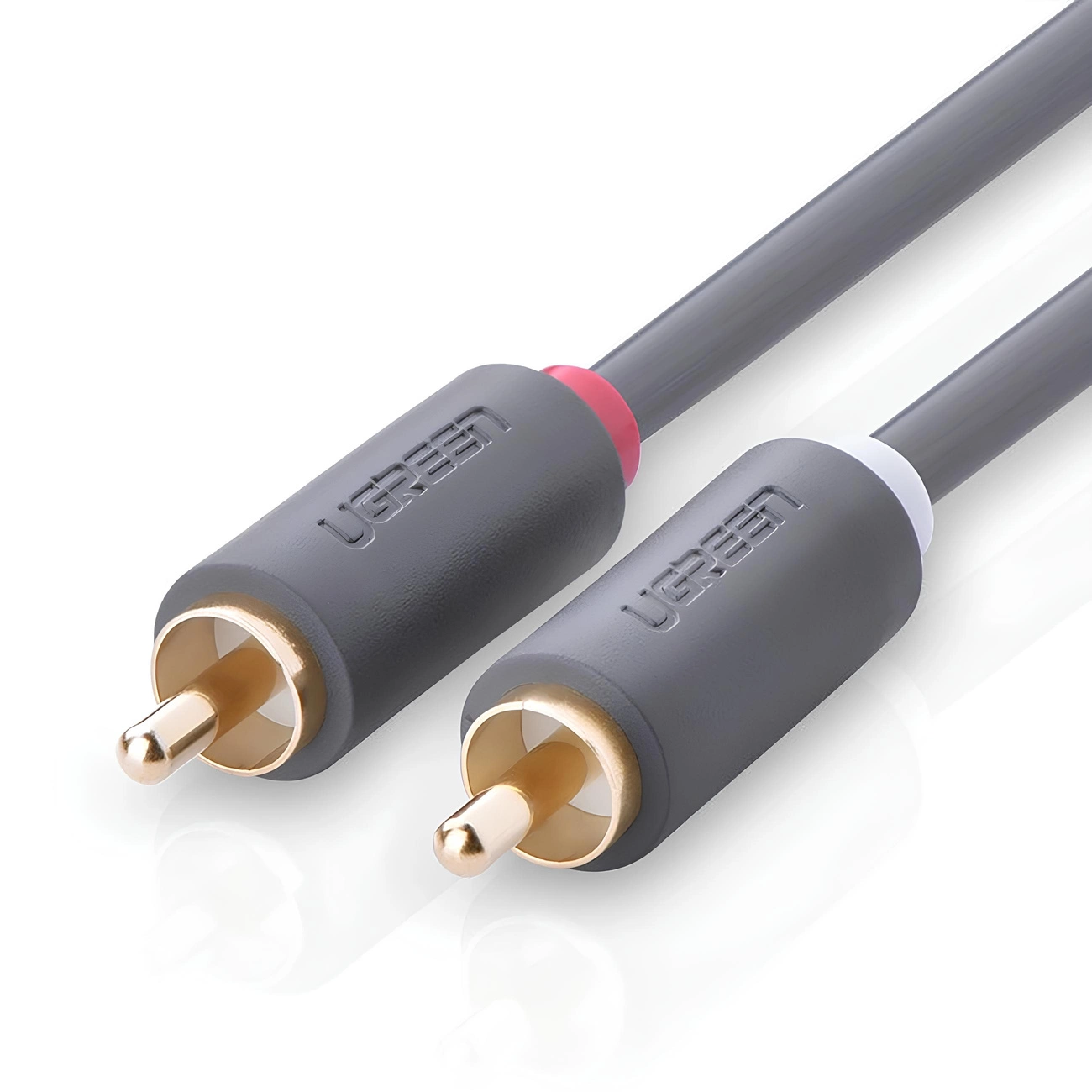 Kabel audio Ugreen AV104 30747 ze złączami 2RCA (męski) / 2RCA (męski) o długości 1 m na białym tle