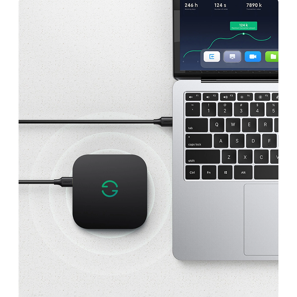 Unidad portátil conectada a un ordenador con un cable Ugreen US128