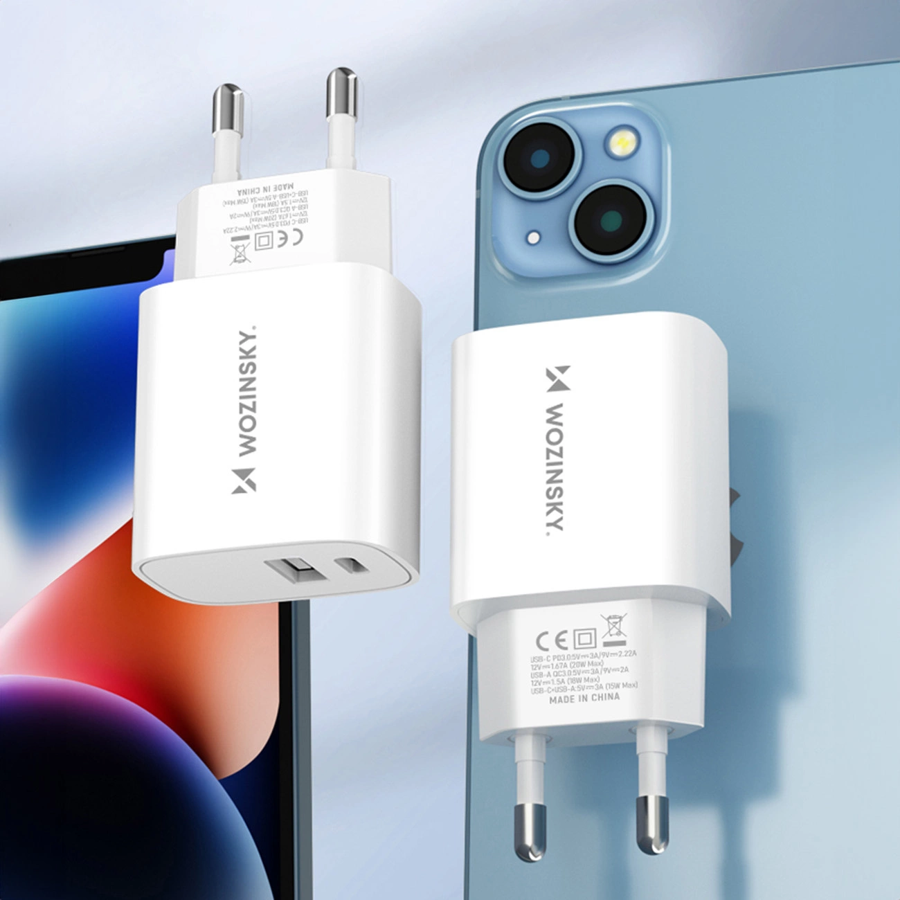 Zwei Wozinsky WGWCW-Ladegeräte mit USB-A- und USB-C-Anschlüssen und einer Leistung von bis zu 20 W im Vergleich zu iPhone und iPad
