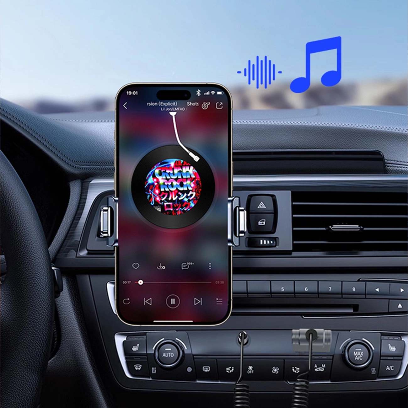 Smartphone in einer Autohalterung am Lüftungsschlitz des Autos, verbunden mit dem Wozinsky wtodb Audioadapter mit Bluetooth 5.3-Empfänger und AUX-Anschluss