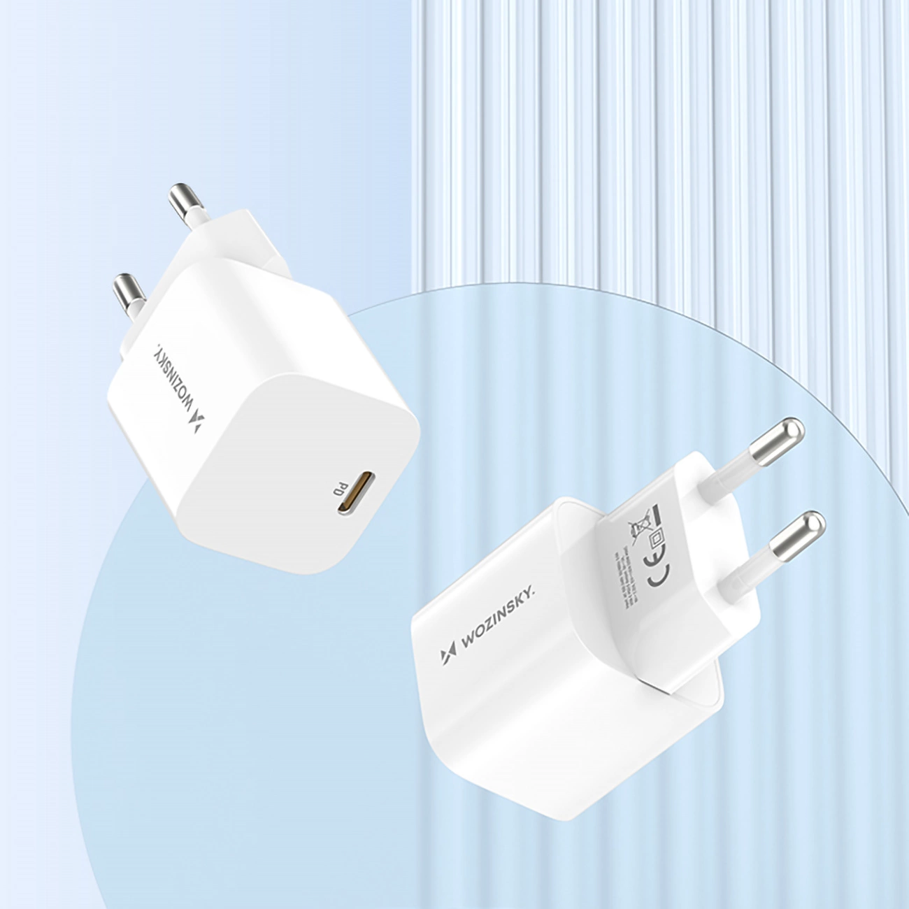 Ein Paar Wozinsky CMWCS USB-C PD 20W Wandladegeräte schweben vor blauem Hintergrund