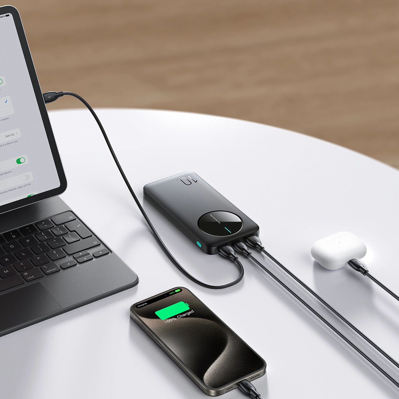 Tres dispositivos conectados al Powerbank Joyroom JR-PBF12