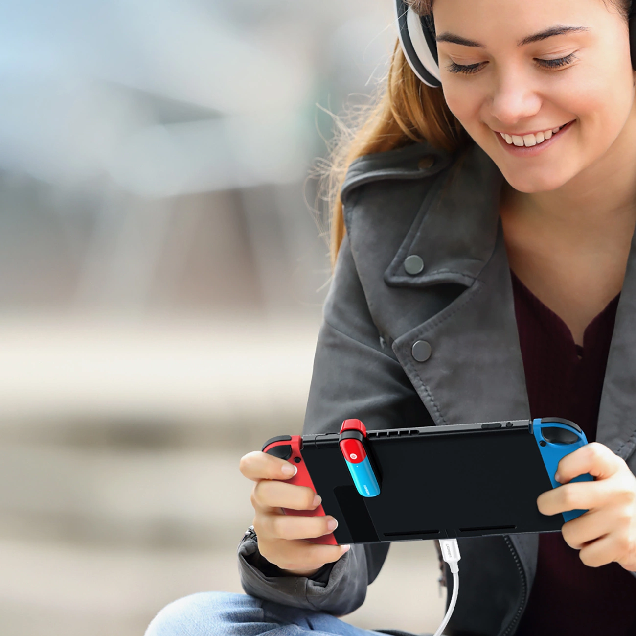Mujer jugando en una consola conectada mediante el cable Ugreen US264