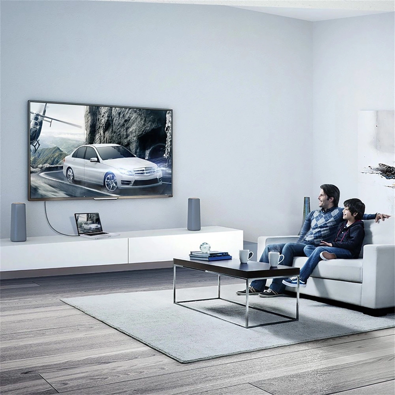 Padre e figlio guardano un film su una TV collegata tramite il cavo Ugreen DP102