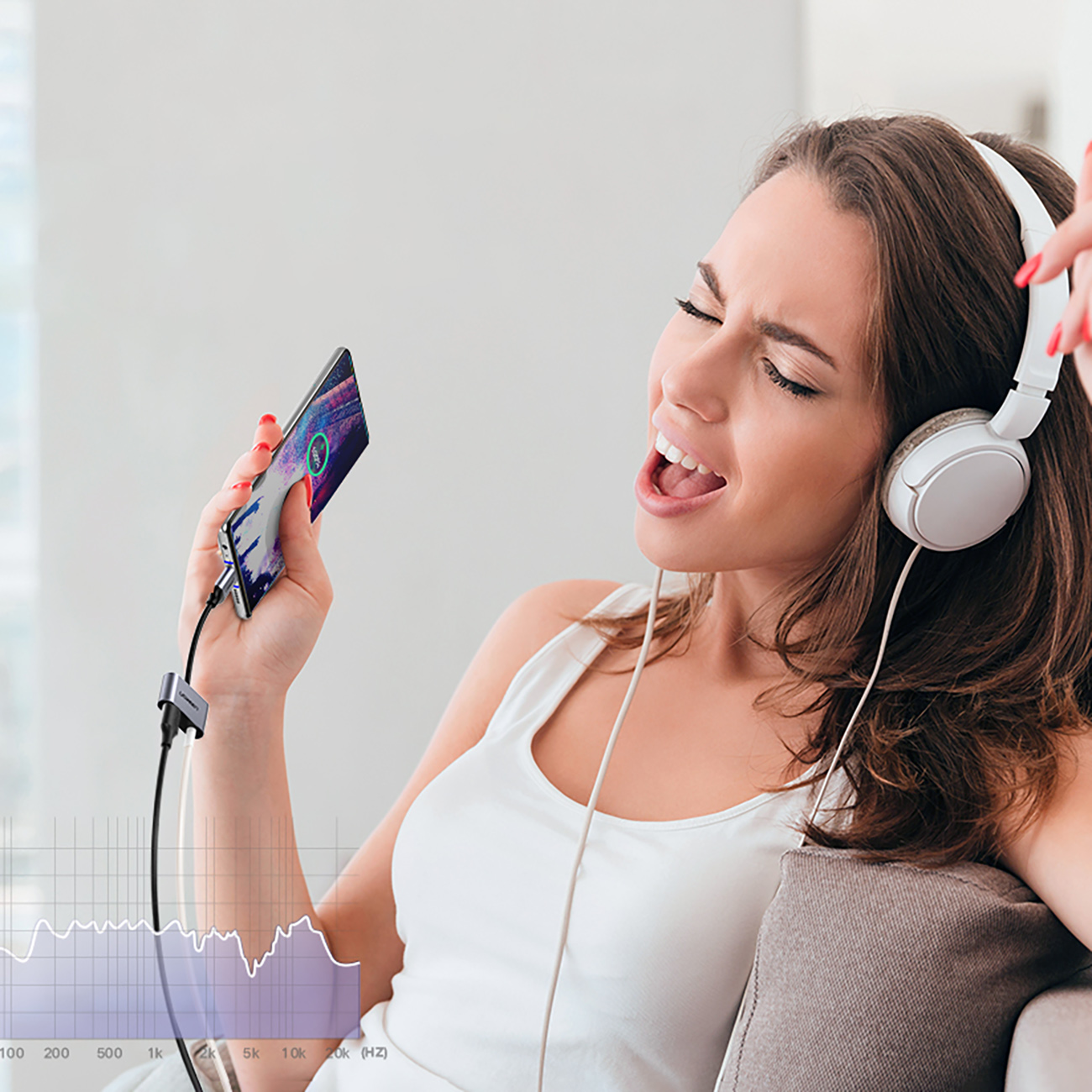 Frau hört Musik mit dem Ugreen CM193 Adapter