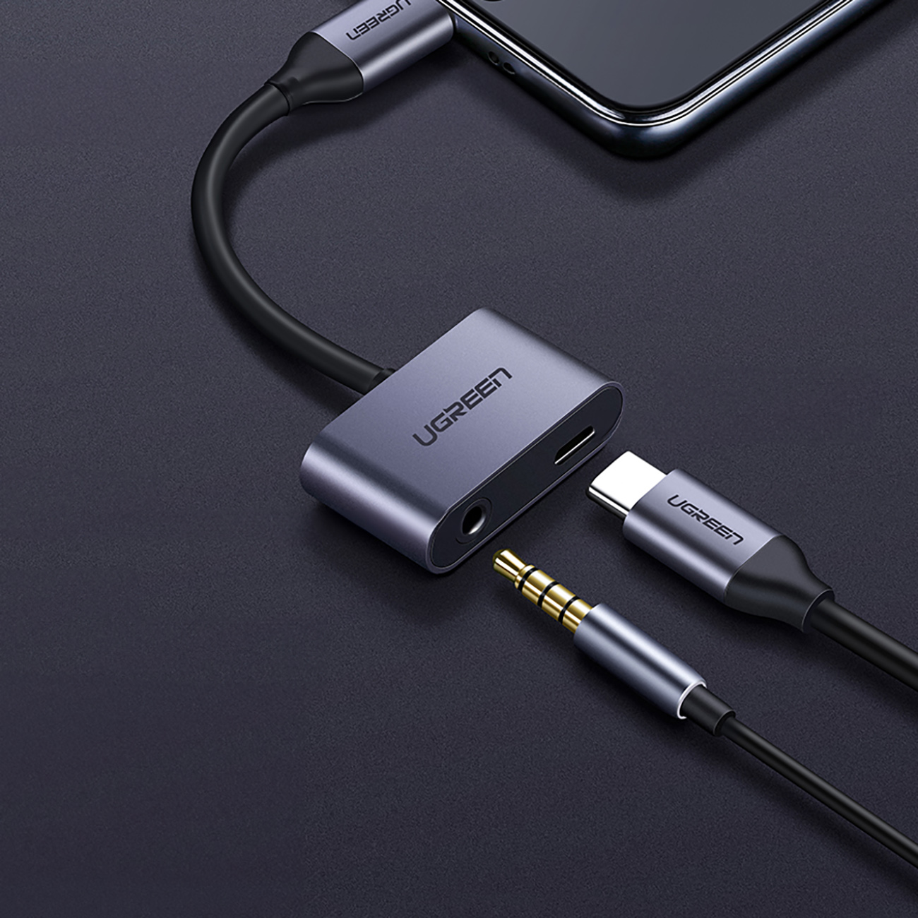 Audio- und USB-C-Kabel, die an den Ugreen CM193 50596 Audioadapter angeschlossen sind