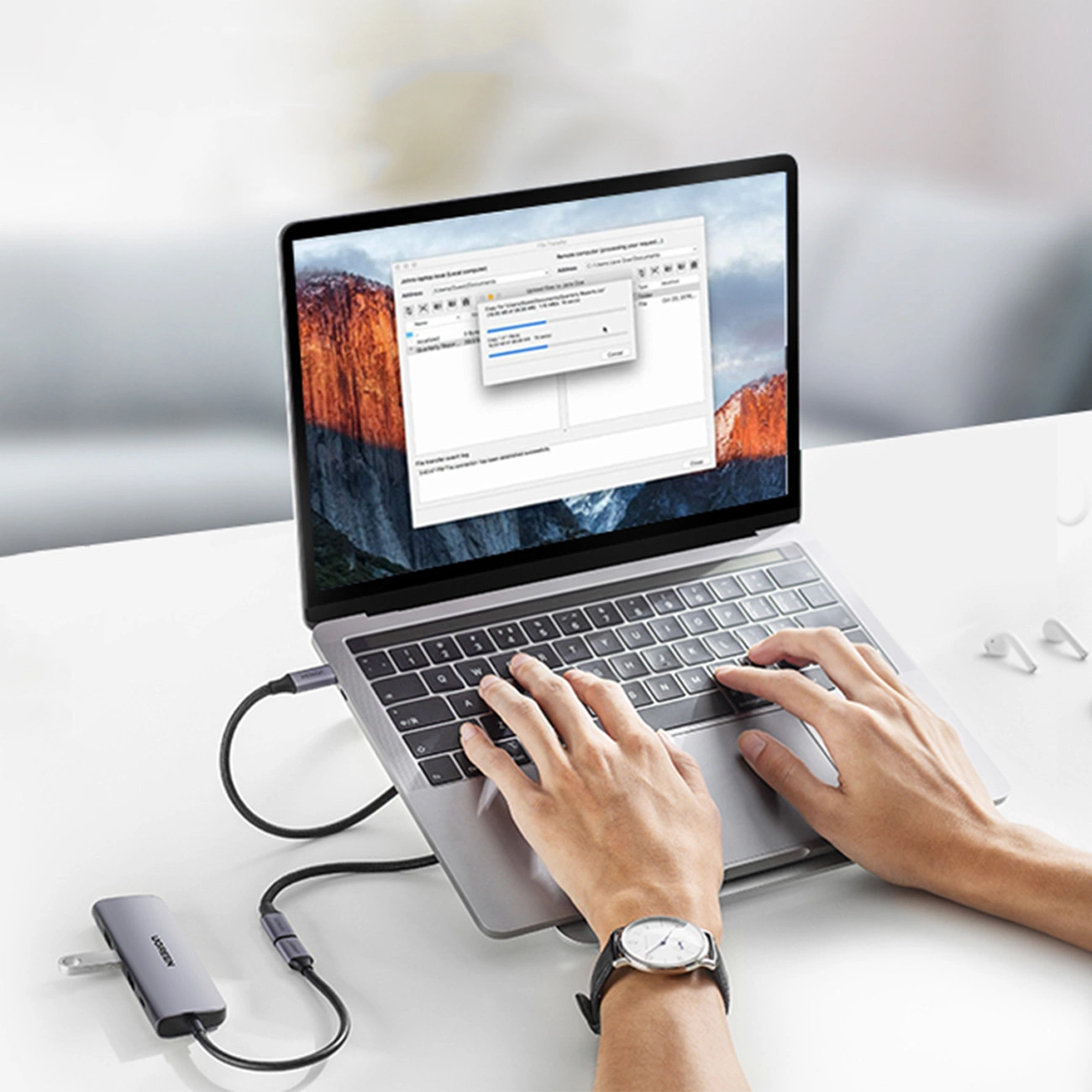 Macbook al que se transfieren datos desde la unidad flash usando el cable Ugreen US372