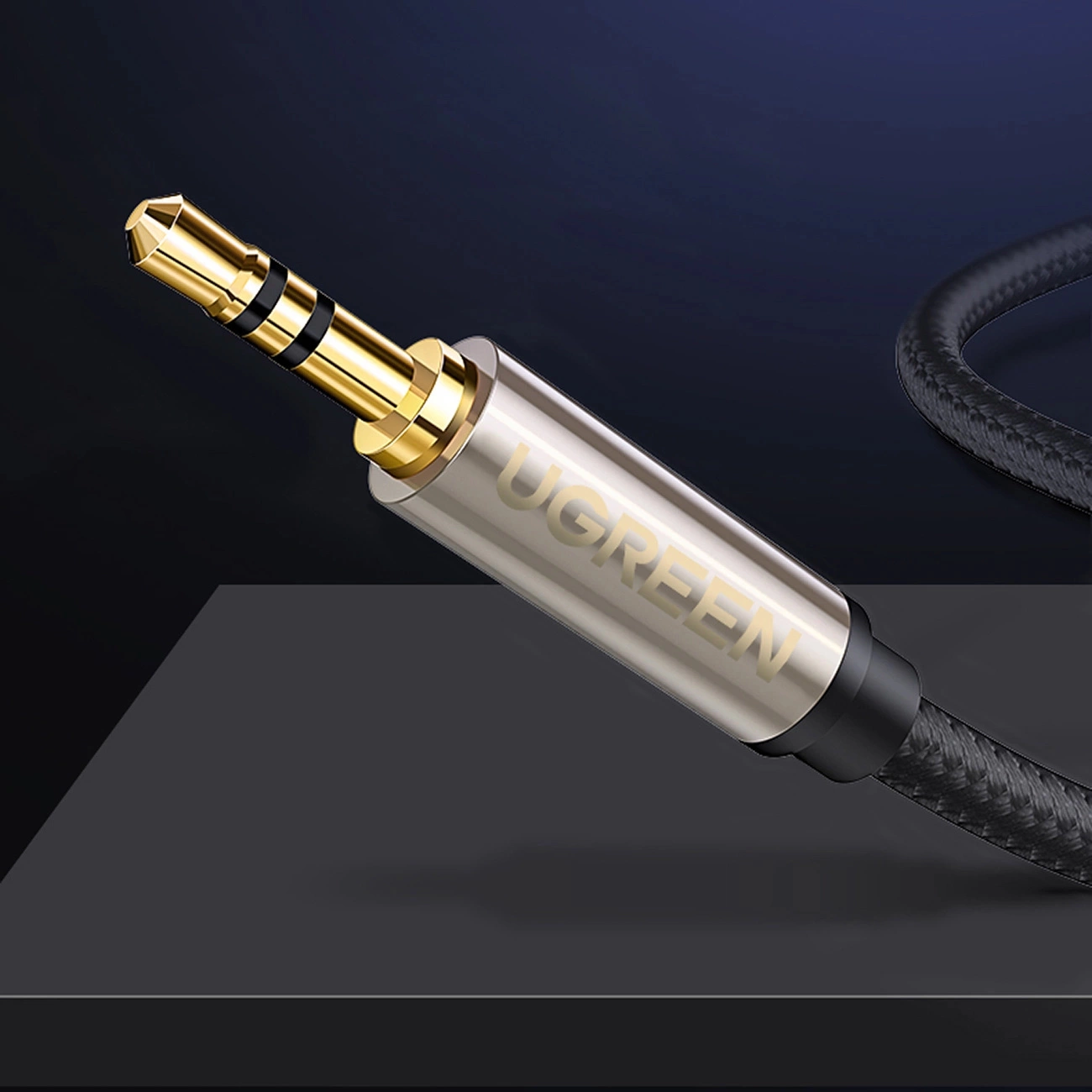 Primo piano dell'estremità del cavo audio TRS Ugreen AV127