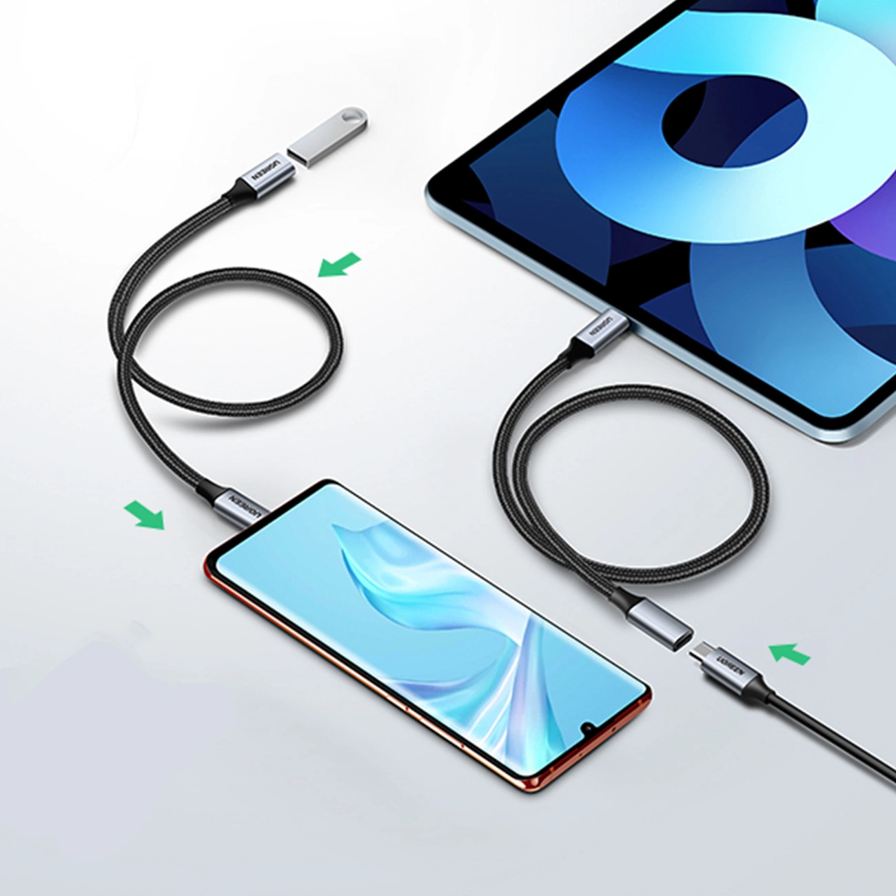 Unidad flash conectada a un teléfono inteligente mediante un cable Ugreen US372