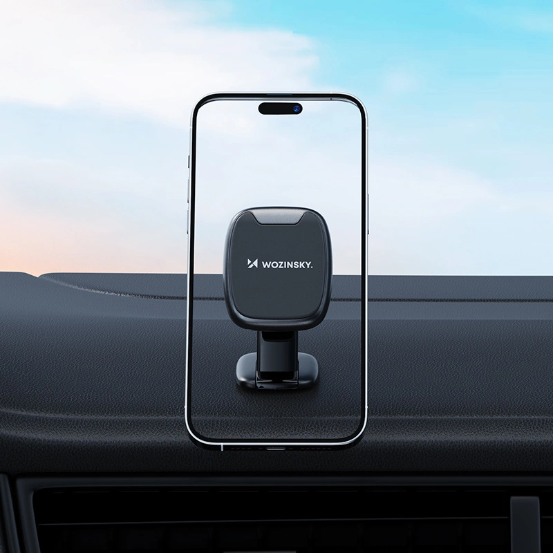 iPhone posizionato sul supporto magnetico Wozinsky WUMTD sul cruscotto dell'auto sullo sfondo del tramonto