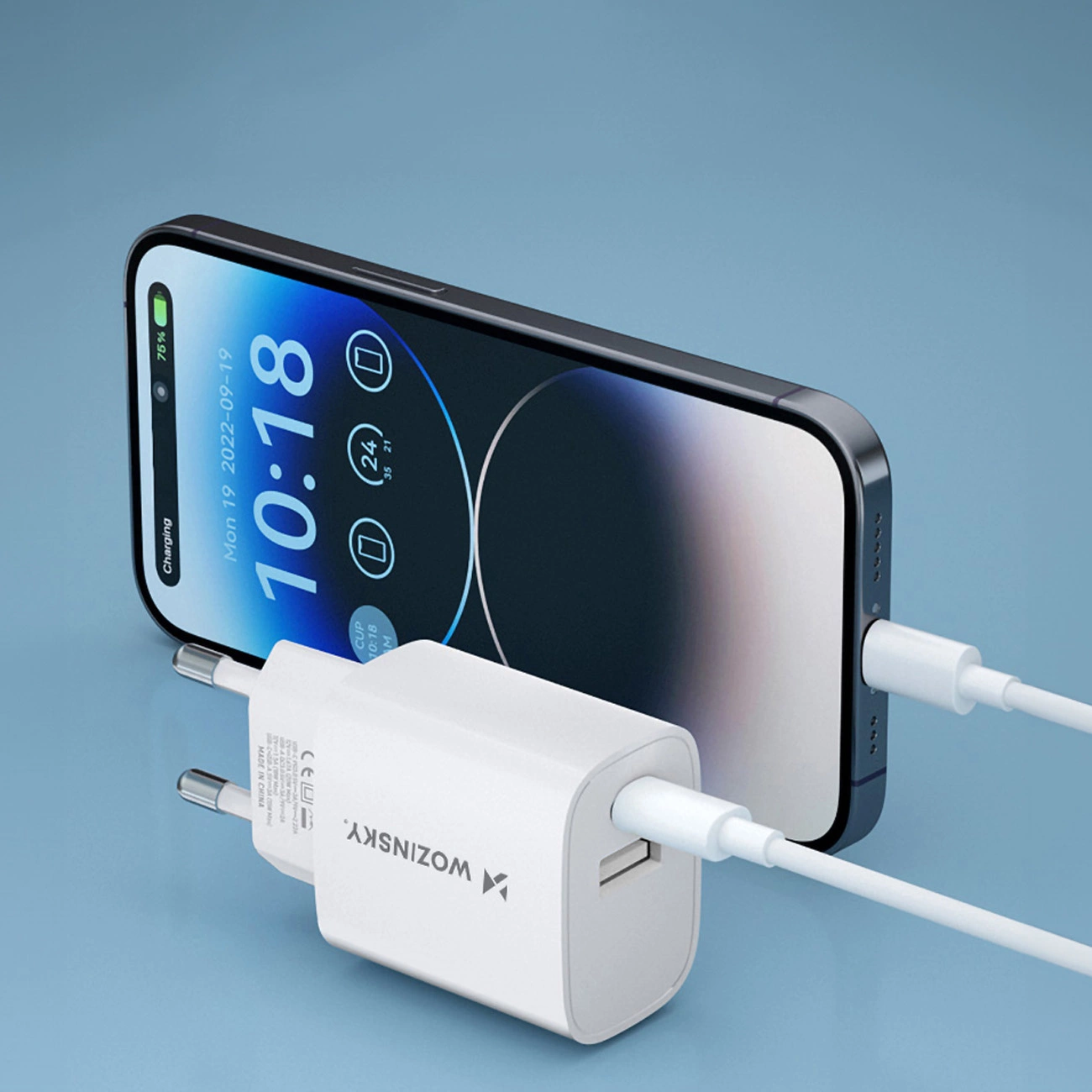 iPhone verbunden mit dem Wozinsky WGWCW-Wandladegerät mit USB-A- und USB-C-Anschlüssen und einer Leistung von bis zu 20 W über ein weißes Kabel