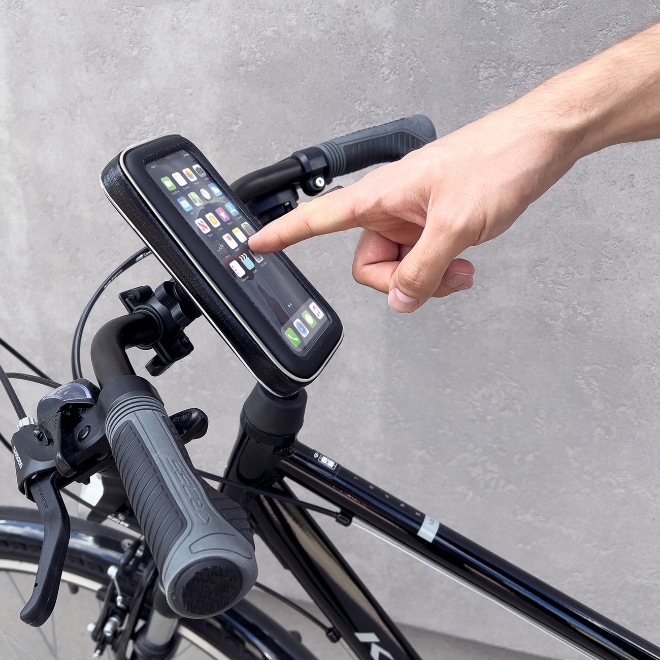 Il modello presenta il supporto per telefono Wozinsky WBHBK7 per bicicletta, moto, scooter