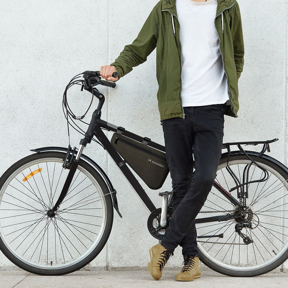Das Model präsentiert die Wozinsky WBB15BK Rahmenfahrradtasche