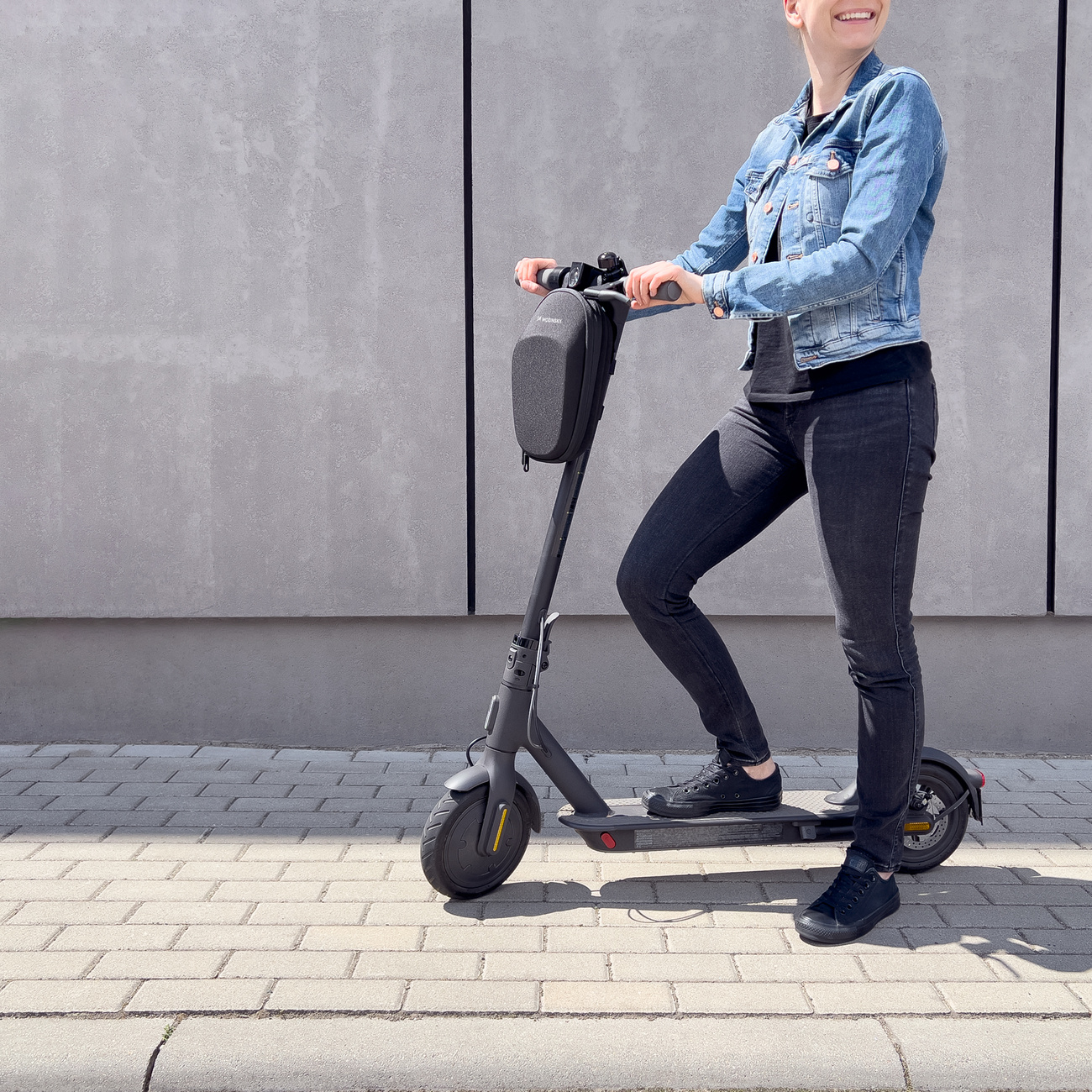 Wozinsky WSB1BK Scooter-Lenkertasche, präsentiert von einem Model auf einem City-Scooter