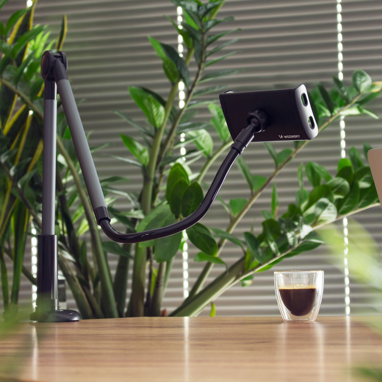 Teléfono montado en el soporte flexible para teléfono o tableta Wozinsky WTHBK5 visto de lado