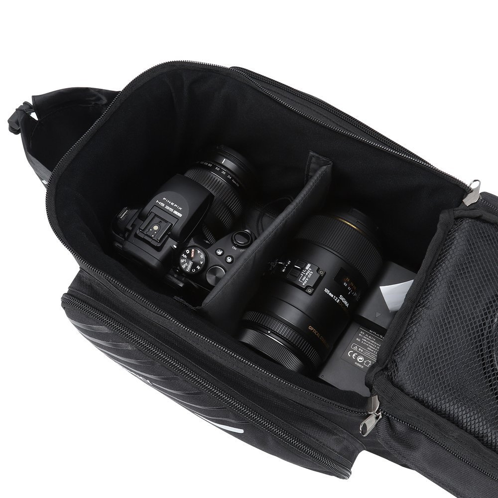 Wozinsky WBB22BK Gepäckträgertasche mit Gurt und gepackter Kamera