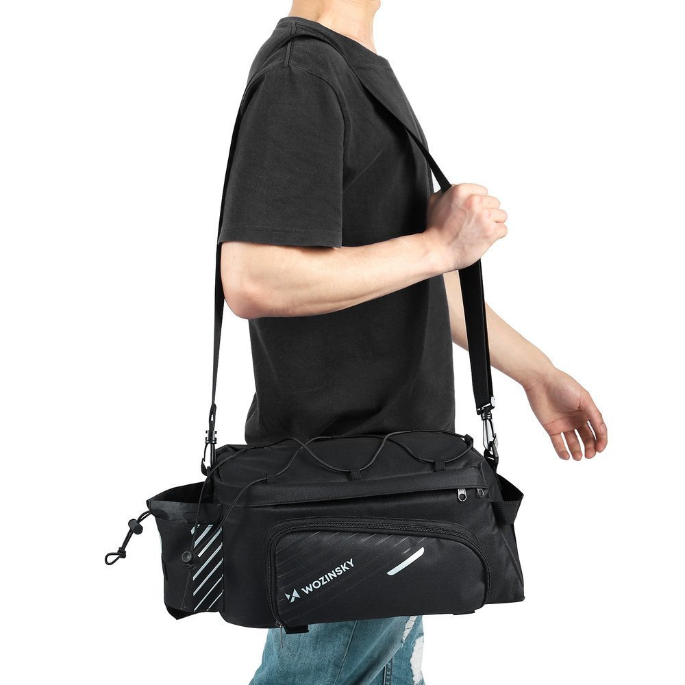 Wozinsky WBB22BK Fahrradgepäckträgertasche an der Schulter des Models