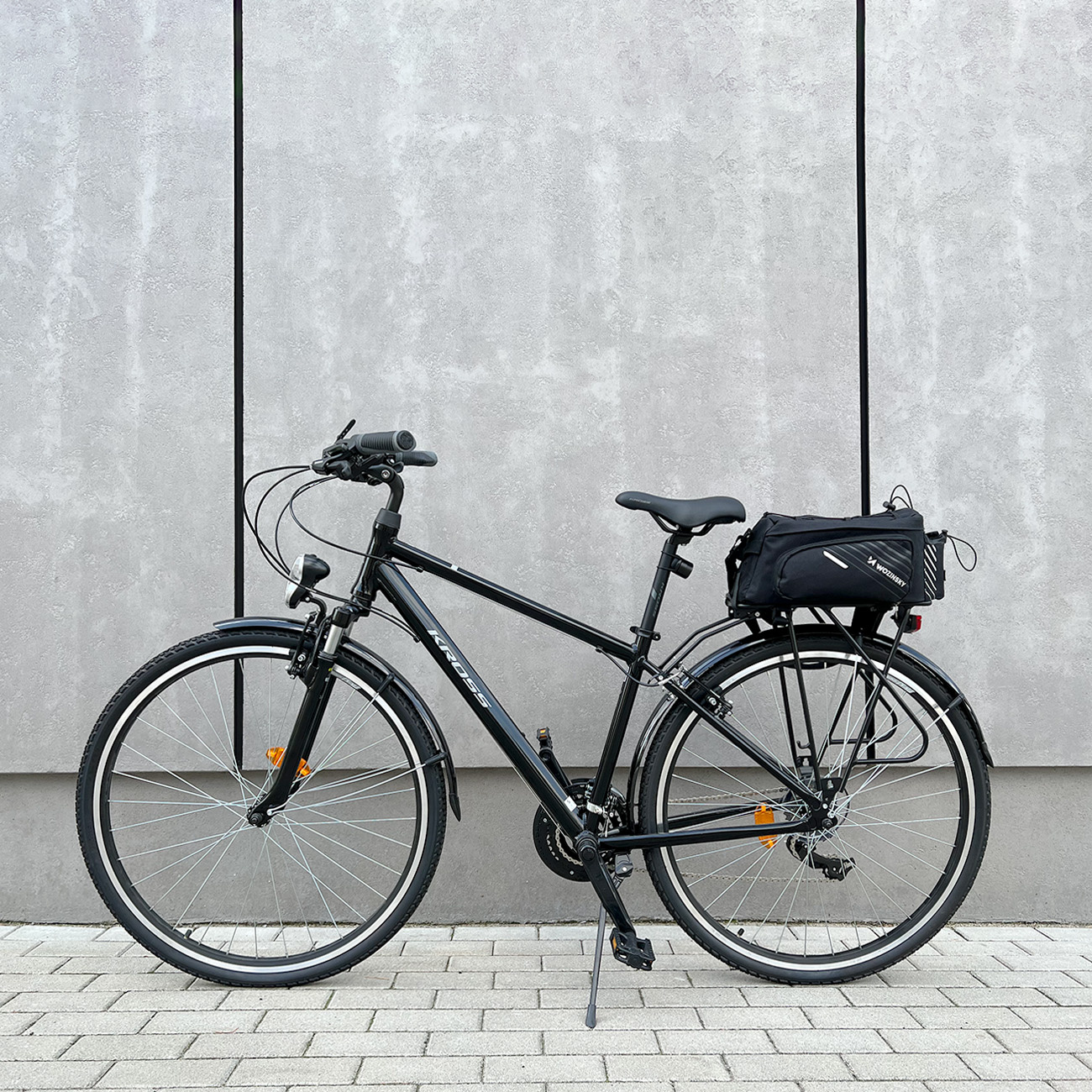 Wozinsky WBB22BK Fahrradgepäckträgertasche mit am Fahrrad montiertem Gurt