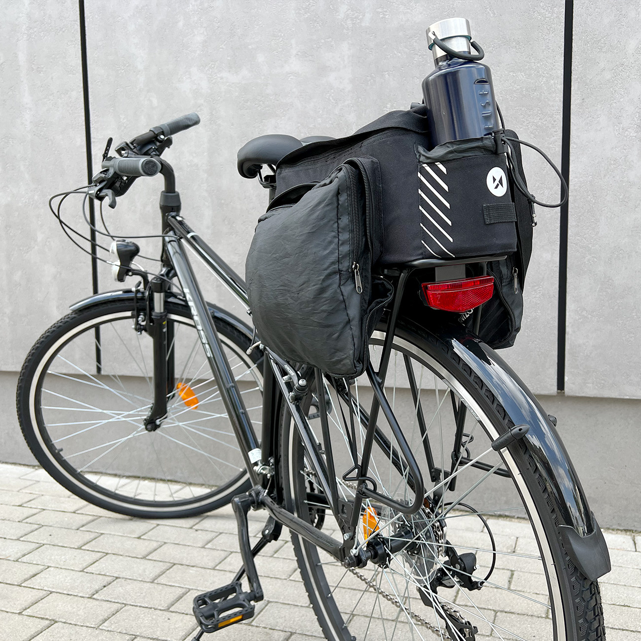 Wozinsky WBB22BK Gepäckträgertasche mit Gurt, ausgeklappter Tasche und befestigter Wasserflasche