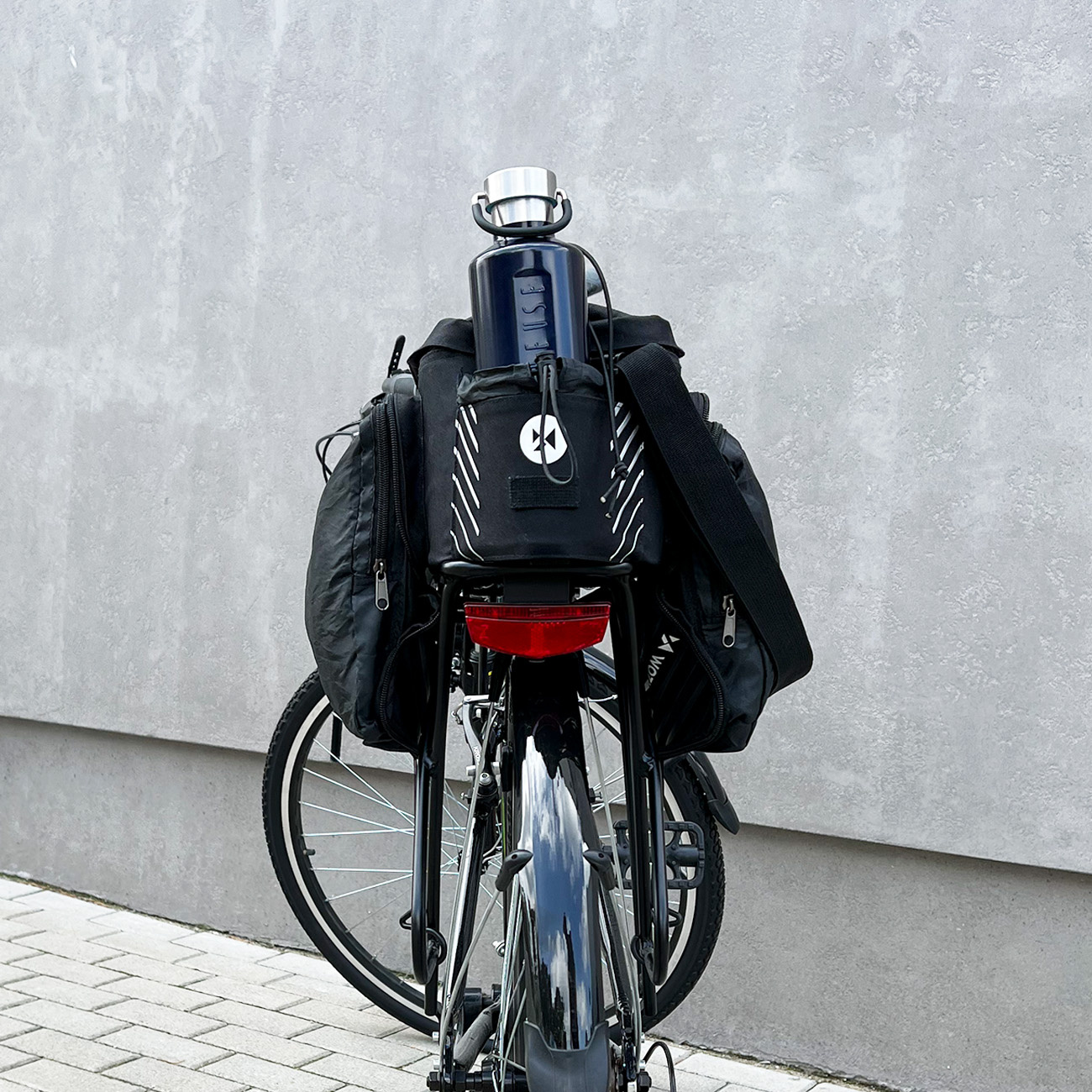 Wozinsky WBB22BK Gepäckträgertasche mit Gurt - Rückansicht