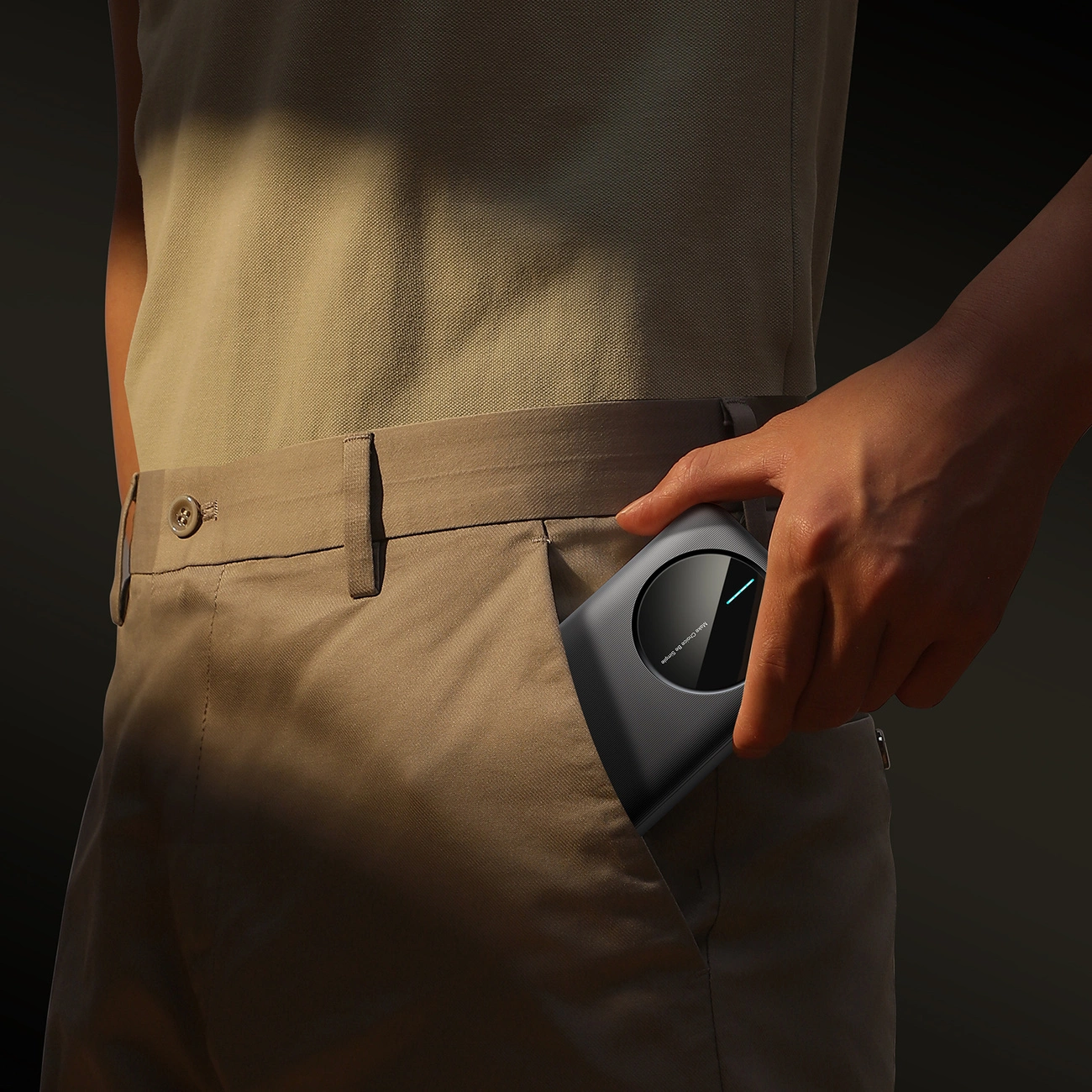 Hombre guarda el Powerbank Joyroom JR-PBF12 en su bolsillo