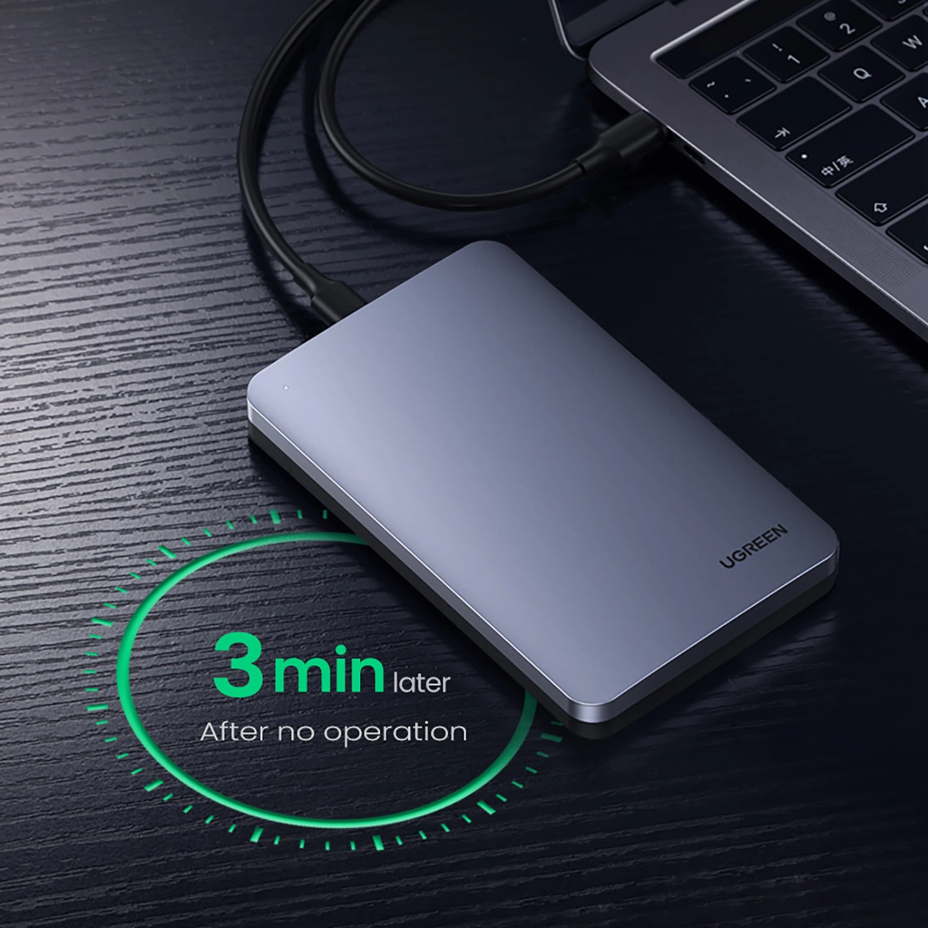 Boîtier de disque dur Ugreen CM300 connecté à un ordinateur portable