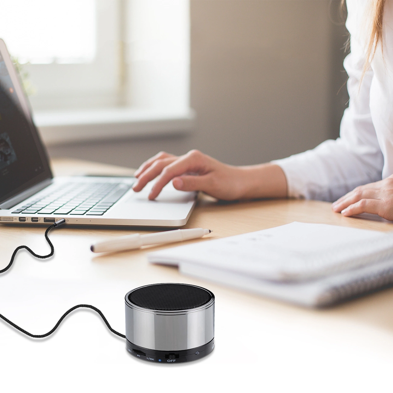 Altavoz sobre un escritorio conectado al cable Choetech AUX002