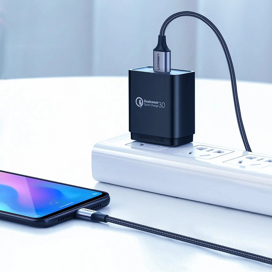 Ugreen US288-Kabel an Stecker und Telefon angeschlossen