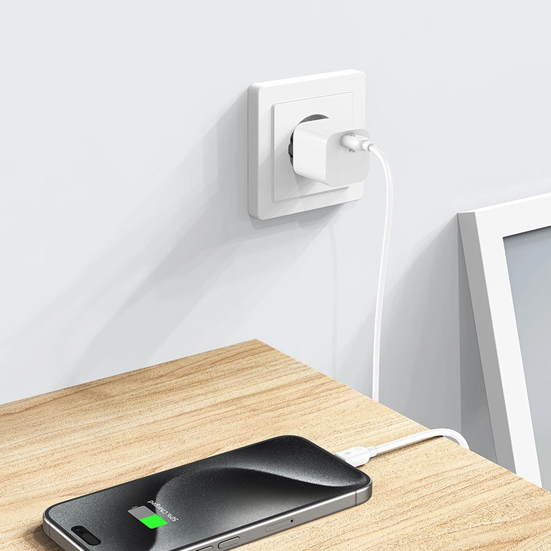 iPhone wird mit dem Wozinsky CMWCS USB-C PD 20W-Wandladegerät an einer Steckdose geladen