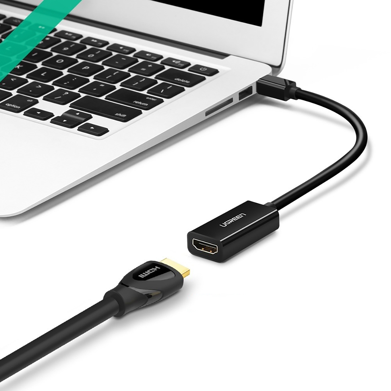 MacBook avec adaptateur Ugreen MD112 10461 connecté, doté de connecteurs mini DisplayPort (mâle) et HDMI (femelle) et offrant une résolution Full HD 1080p