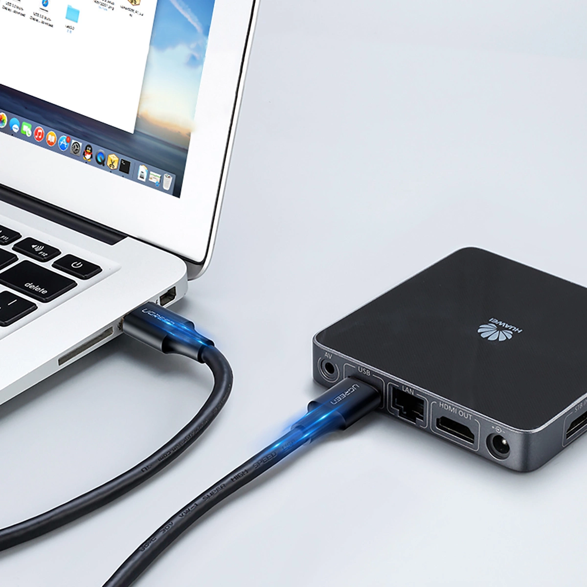 Unidad portátil conectada al ordenador con el cable Ugreen US128