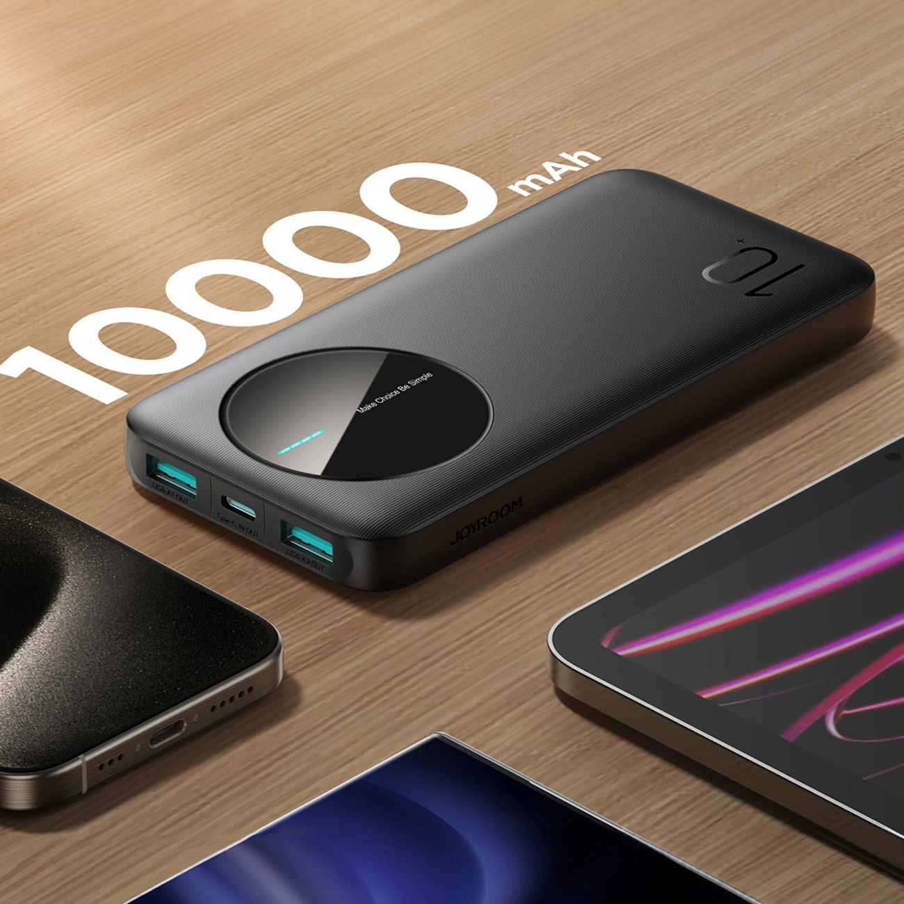 Powerbank Joyroom JR-PBF12 rodeado de tres dispositivos