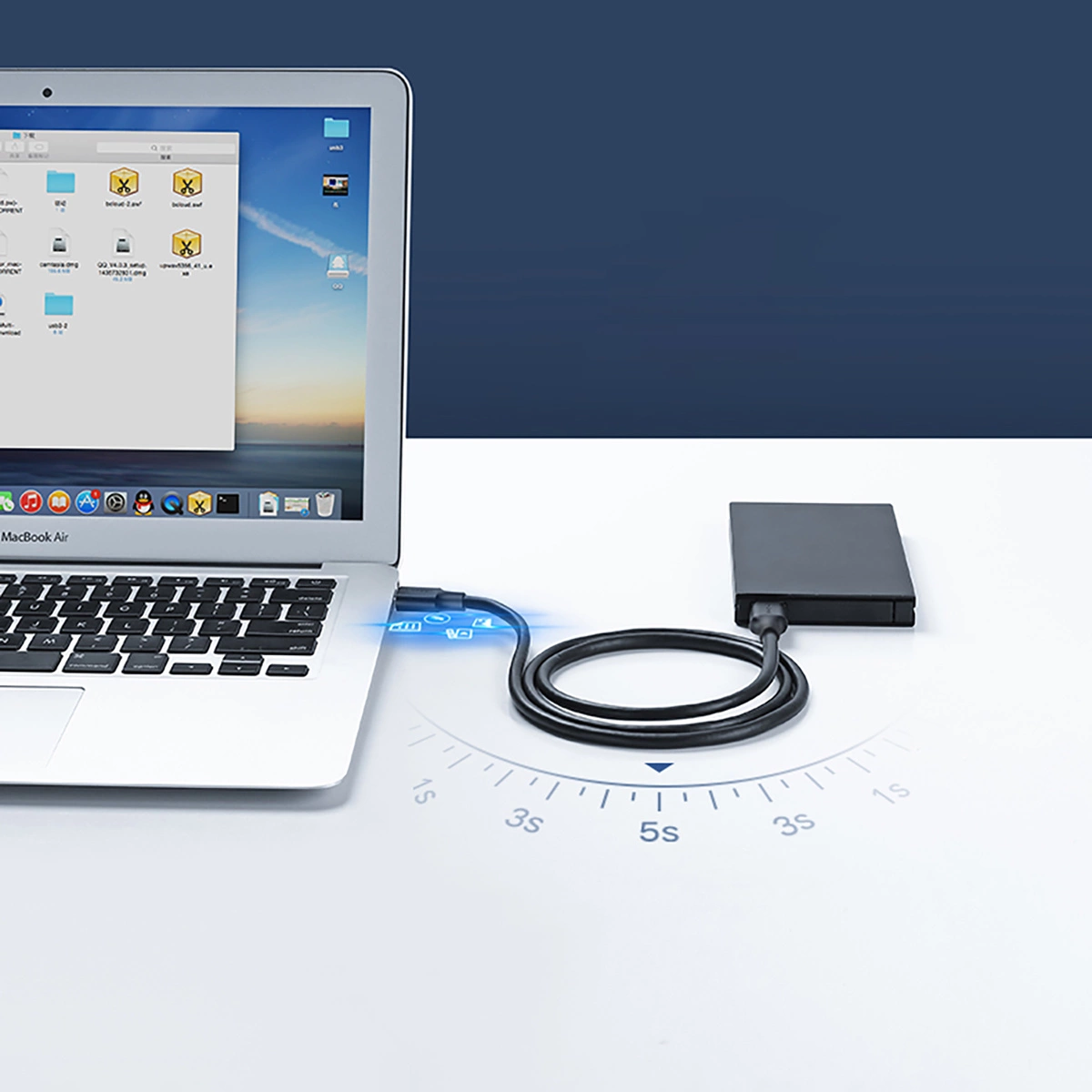 Unidad portátil conectada a un ordenador con el cable Ugreen US128