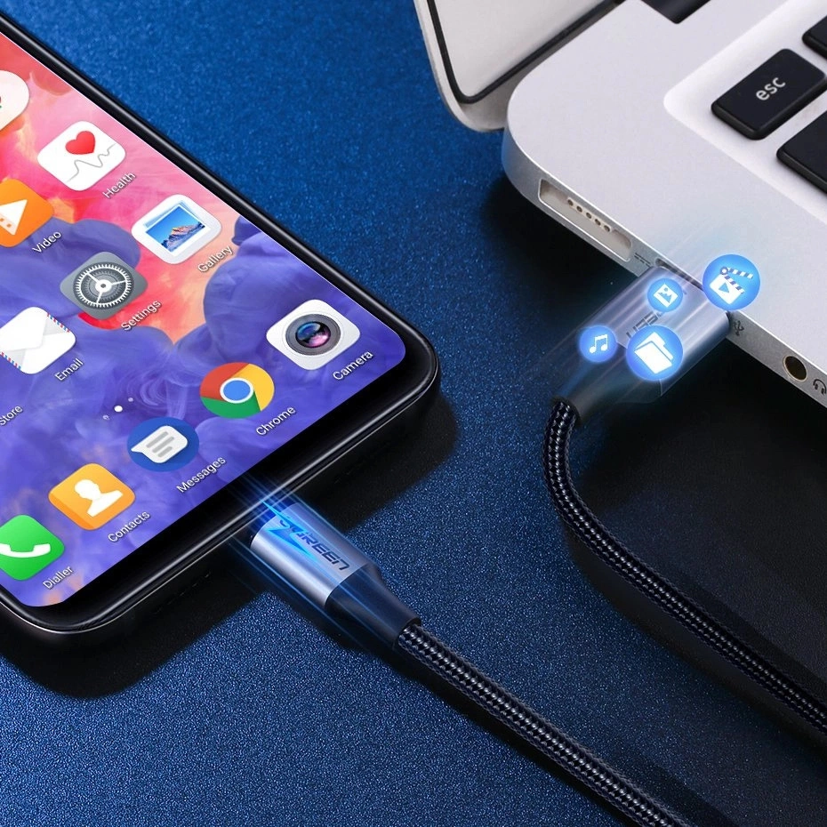 Computer und Telefon mit dem Ugreen US288-Kabel verbunden