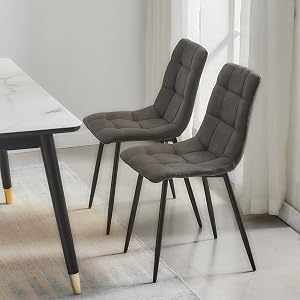 Chaises rembourrées.