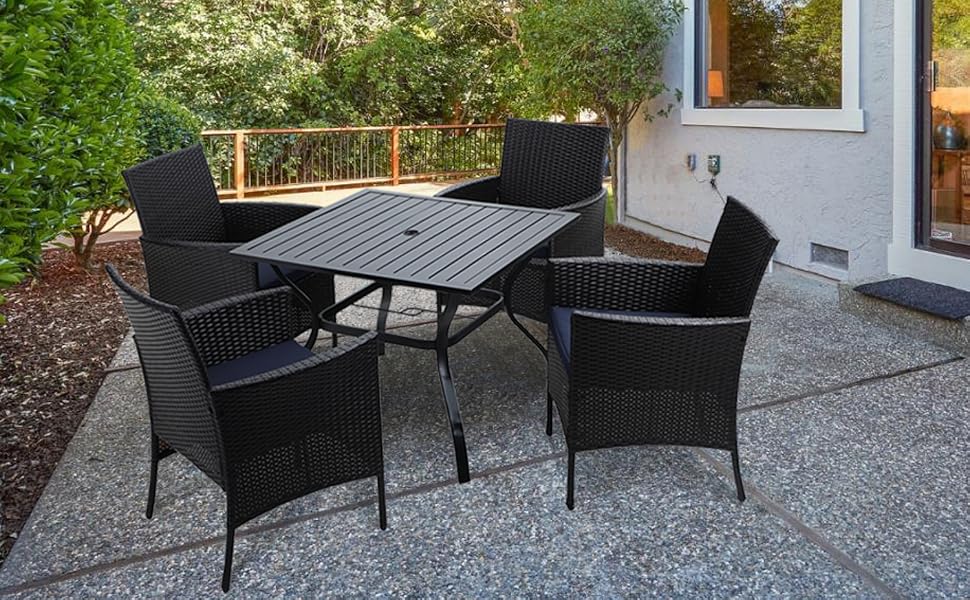 Gartenstühle und Tisch