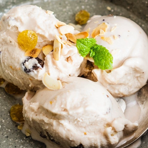 Gelato allo yogurt, miele e mandorle tostate