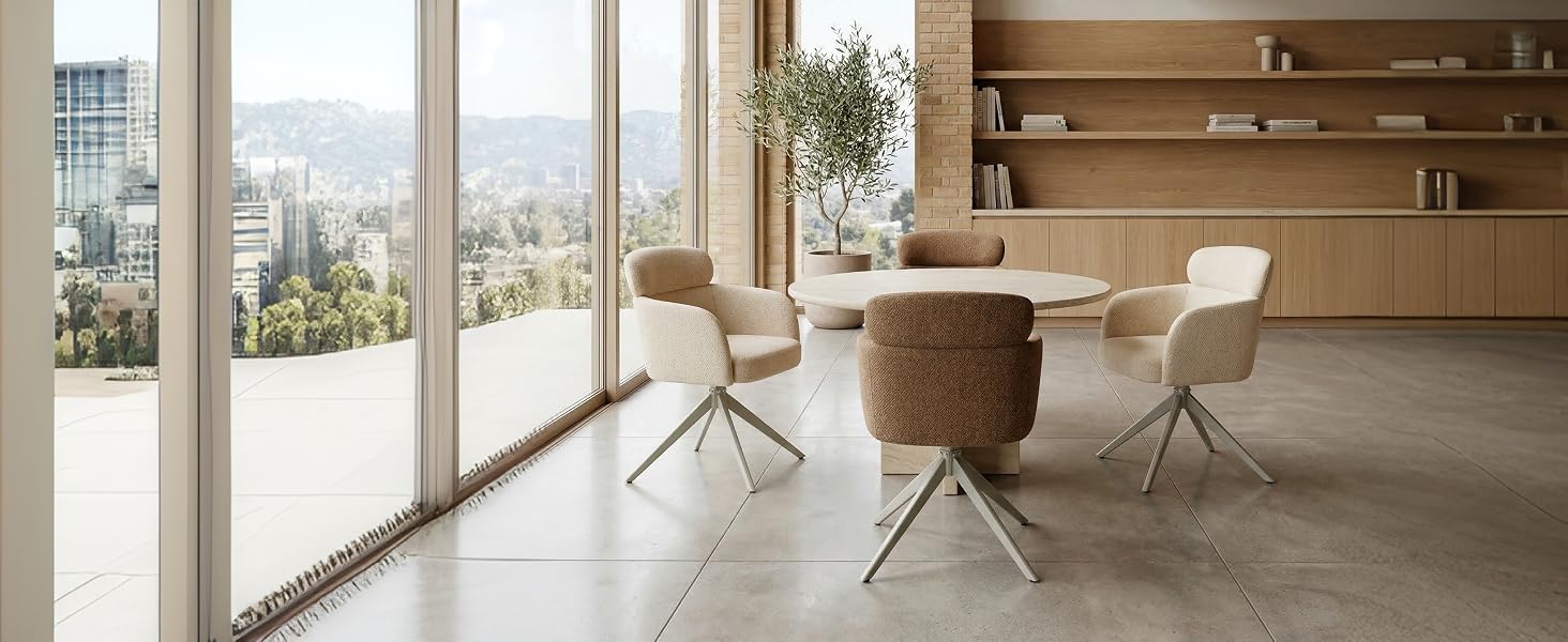 Modernes, minimalistisches Interieur mit raumhohen Fenstern mit Blick auf die Skyline der Stadt, Holzmöbeln, polierten Betonböden und natürlichem Tageslicht, das die offenen Büro- oder Wohnräume durchflutet.