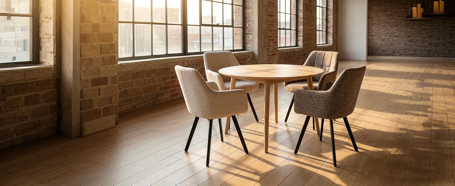 Moderner Innenraum mit Holzboden, zwei gepolsterten Akzentstühlen in natürlicher Braunfarbe und großem Fenster mit horizontalen Jalousien. Der Raum bietet eine warme Beleuchtung und eine moderne, minimalistische Designästhetik.