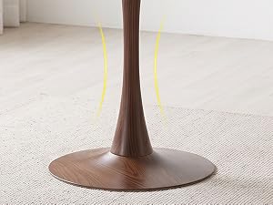 Base de guéridon en bois avec pied rond évasé, tige effilée, représentée sur un sol en moquette claire avec des lignes de mesure jaunes.