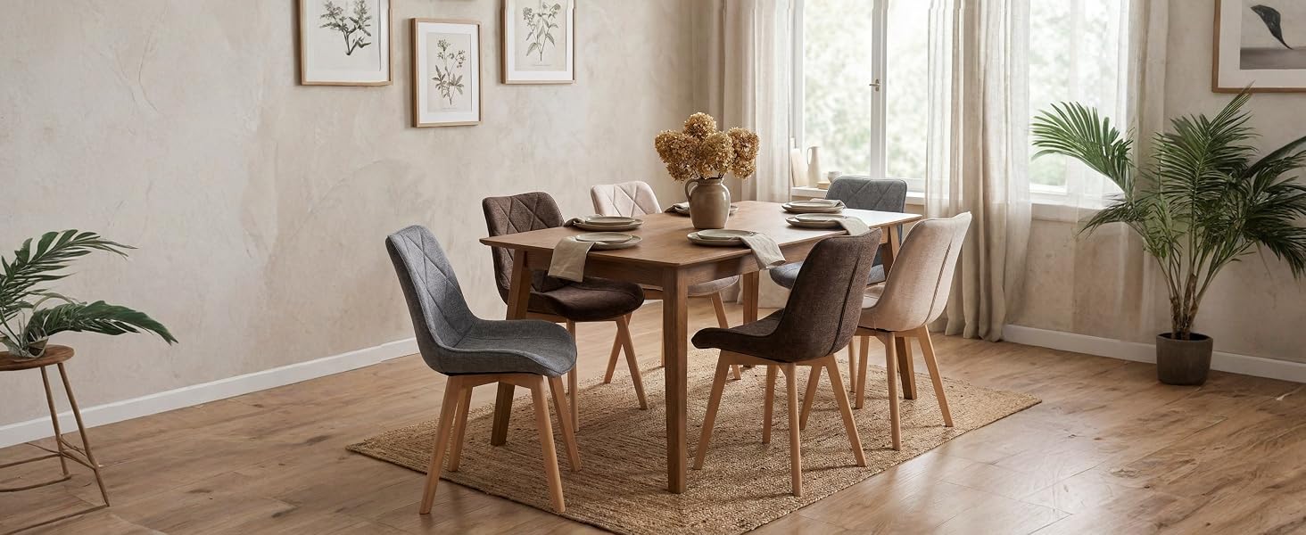 Modernes Esszimmer aus der Mitte des Jahrhunderts mit rundem Holztisch, gepolsterten Stühlen in Grau, Topfpflanzen und Tageslicht durch Fenster.