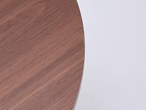 Gros plan de la surface en bois texturé avec un motif de grain diagonal dans un ton brun chaud sur fond gris clair.