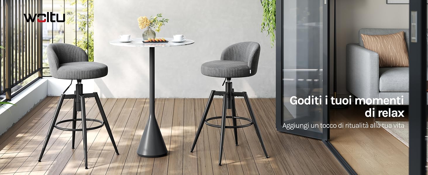 Il testo recita «Goditi i tuoi momenti di relax». Pannello diviso che mostra un design moderno degli interni: due moderni sgabelli da bar con sedili neri e gambe in legno appoggiate alla finestra a sinistra; camera da letto con comodino e cuscino a destra.