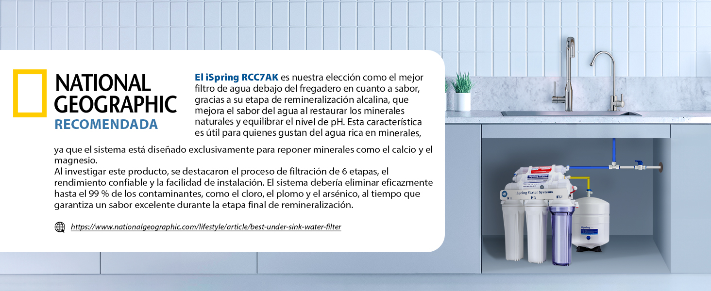 Sistema de filtración de agua multietapa que muestra unidades de filtro blancas montadas con detalles en azul, exhibidas en una cocina con la marca National Geographic
