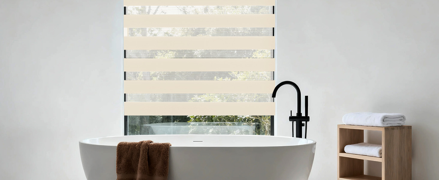Doublon de l'image 3 - Intérieur de salle de bain moderne avec baignoire blanche autoportante contre un mur gris avec fenêtre.