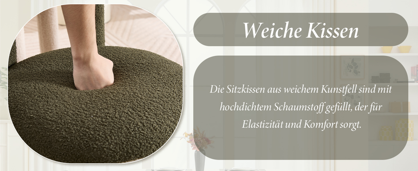 Der Text lautet: „Weiche Kissen“ und „Die Sitzkissen aus weichem Kunstfell sind mit hochdichtem Schaumstoff gefüllt, der für Elastizität und Komfort sorgt“. Zeigt Nahaufnahme eines olivgrünen, strukturierten Kissens mit Fuß.